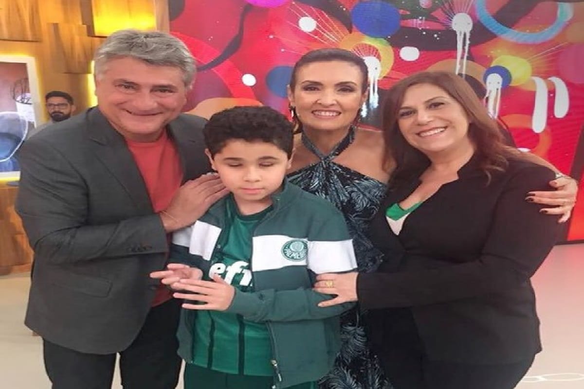 Silvia Grecco narrates football games for her blind son Nickollas video viral