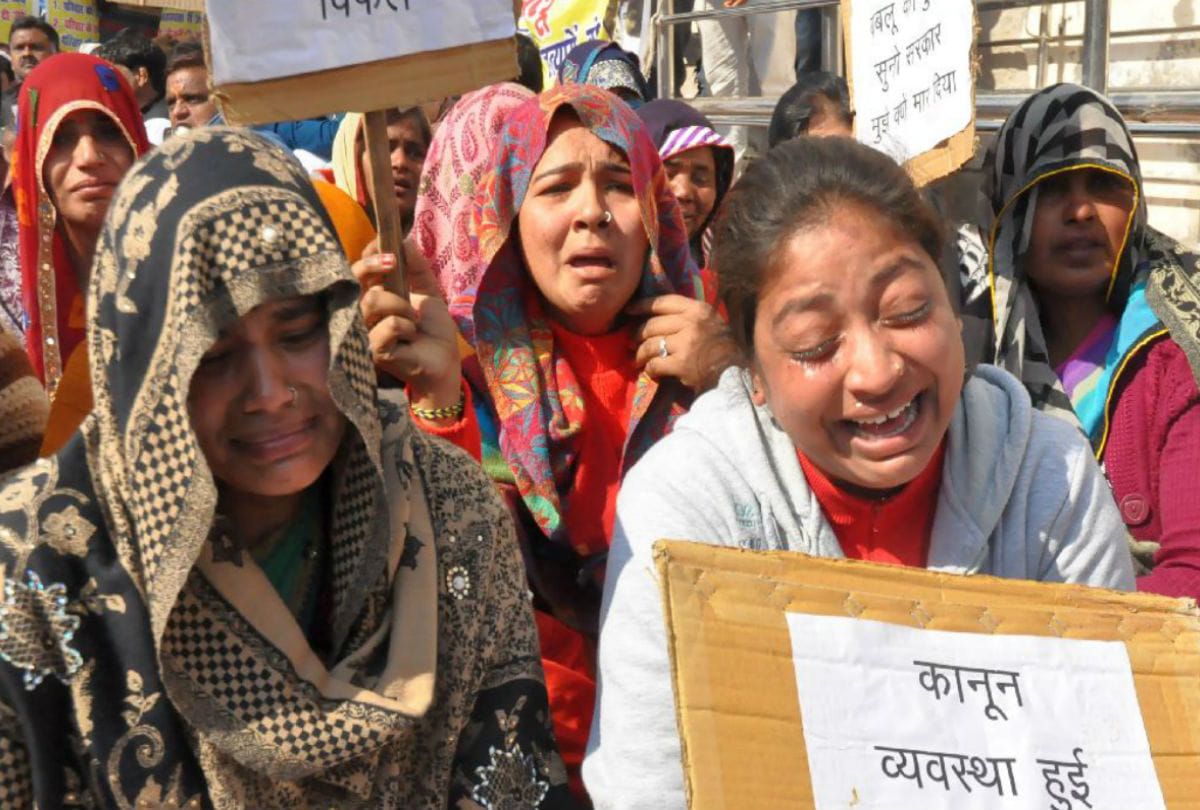 victim family protest against police in agra