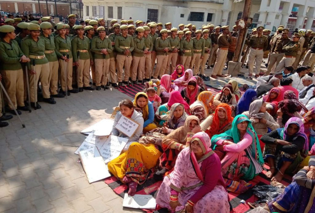 victim family protest against police in agra