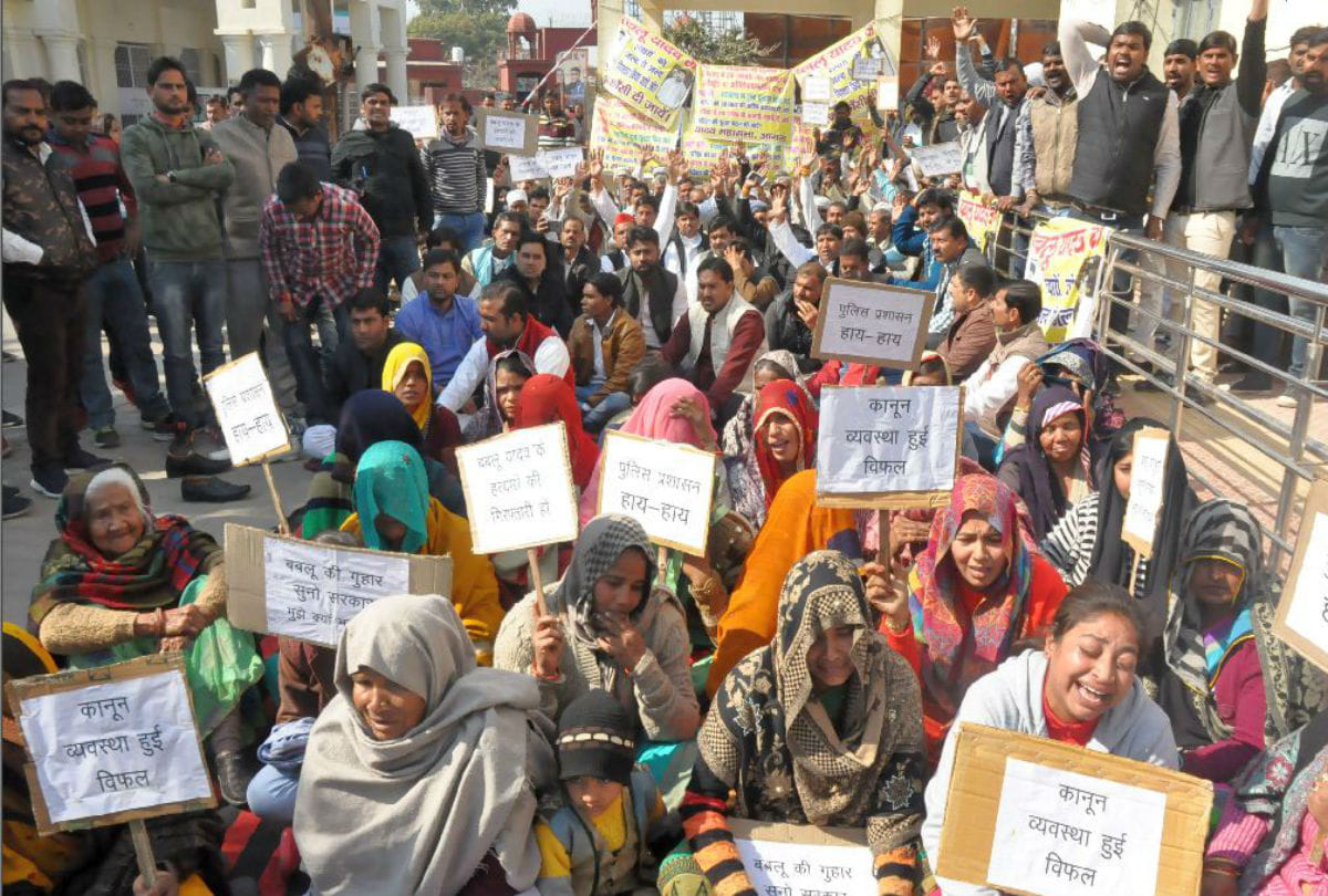 victim family protest against police in agra