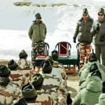 जवानों से मिलते केंद्रीय राज्य मंत्री रिजिजू