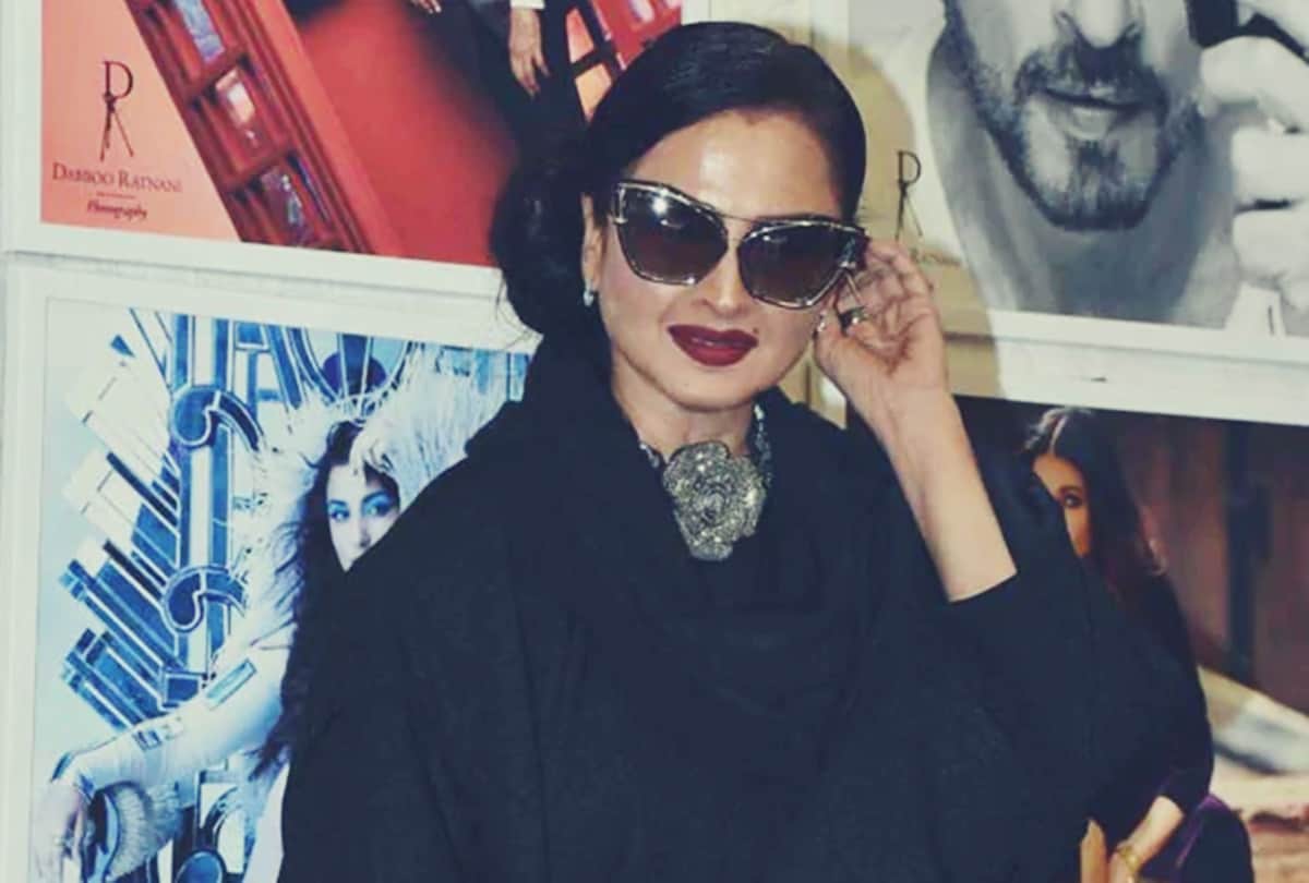 Rekha reaction on realising she is posing next to Amitabh Bachchan Poster