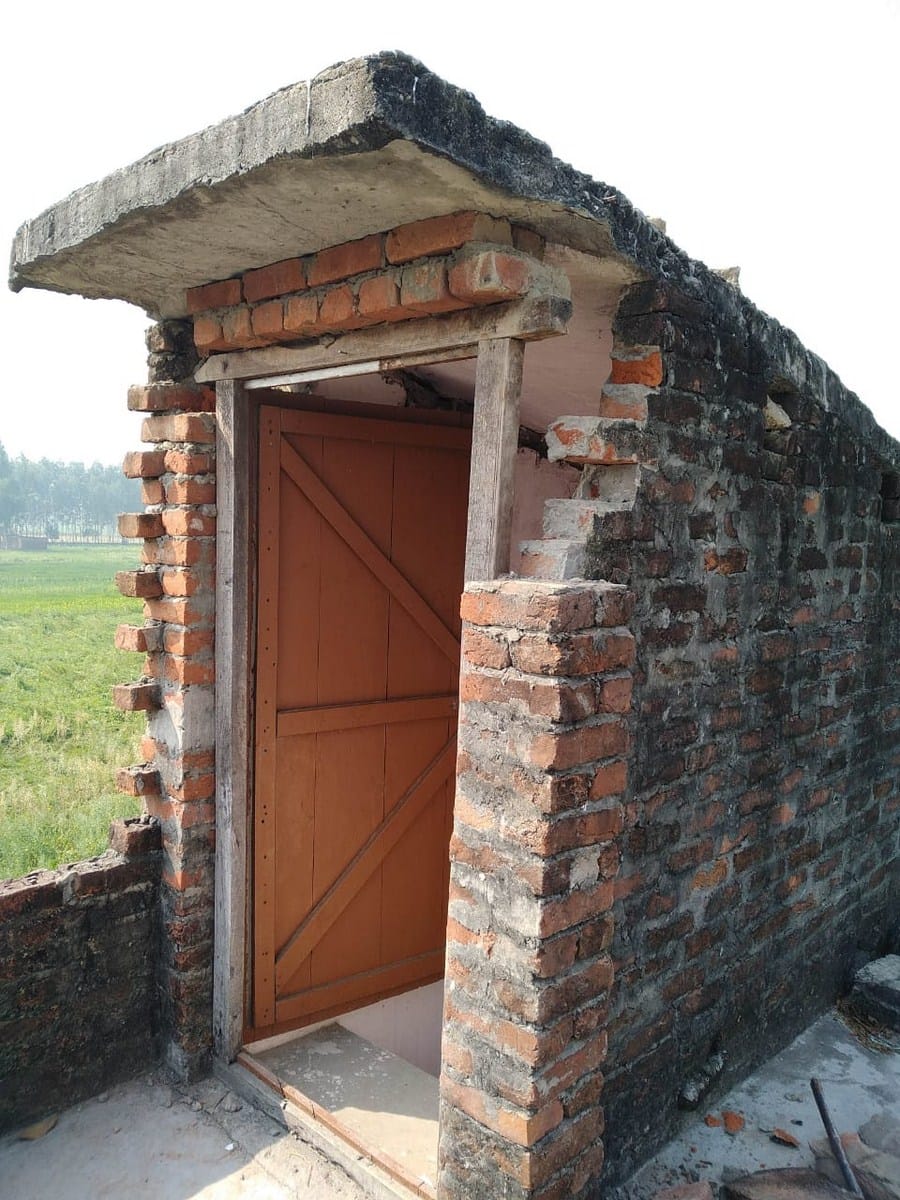 छत से घर में घुसे चोर ले उड़े नकदी-जेवर