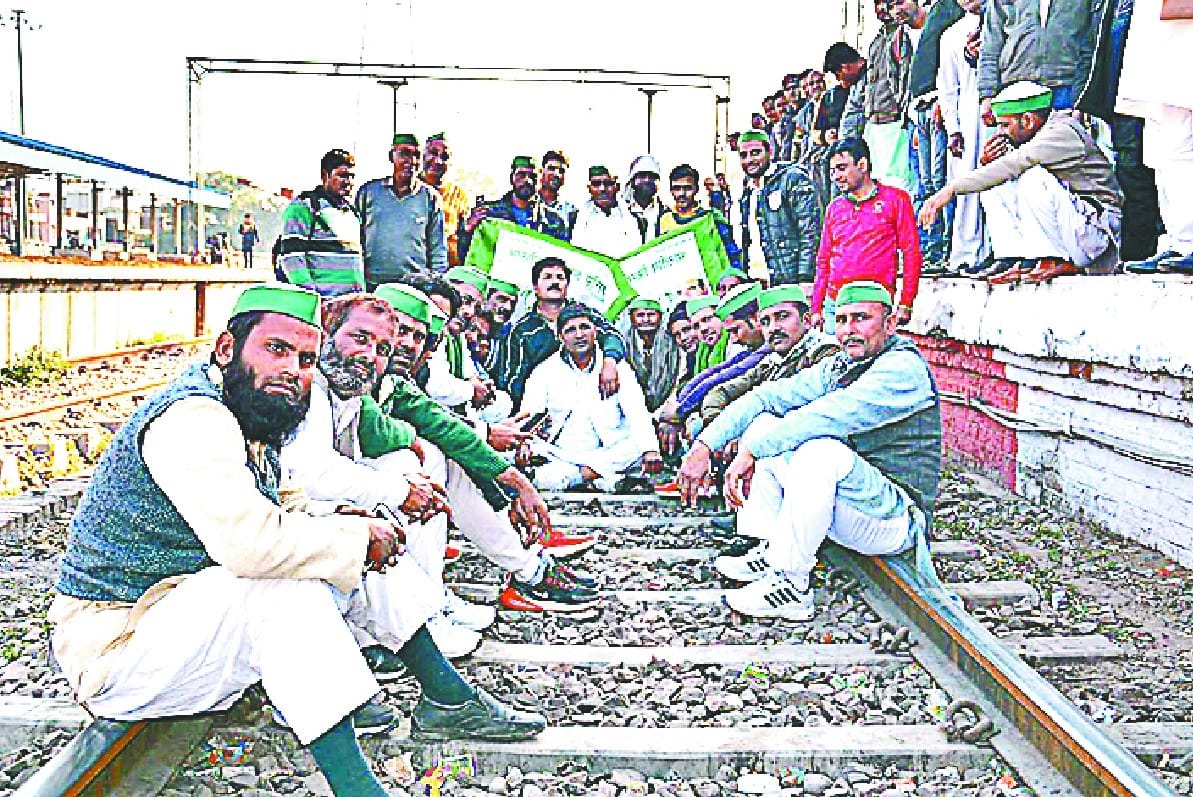 Farmers seized railway track for six hours