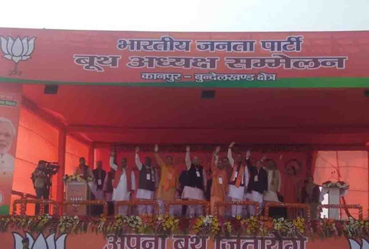 amit shah targets akhilesh mayawati rahul and priyanka