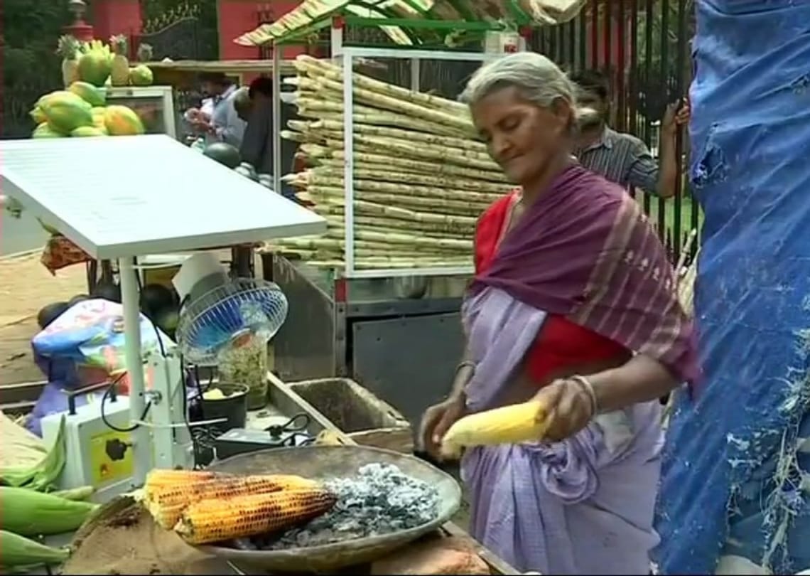 75 years old selvamma sells roasted corn outside bengaluru vidhan sabha uses solar fan