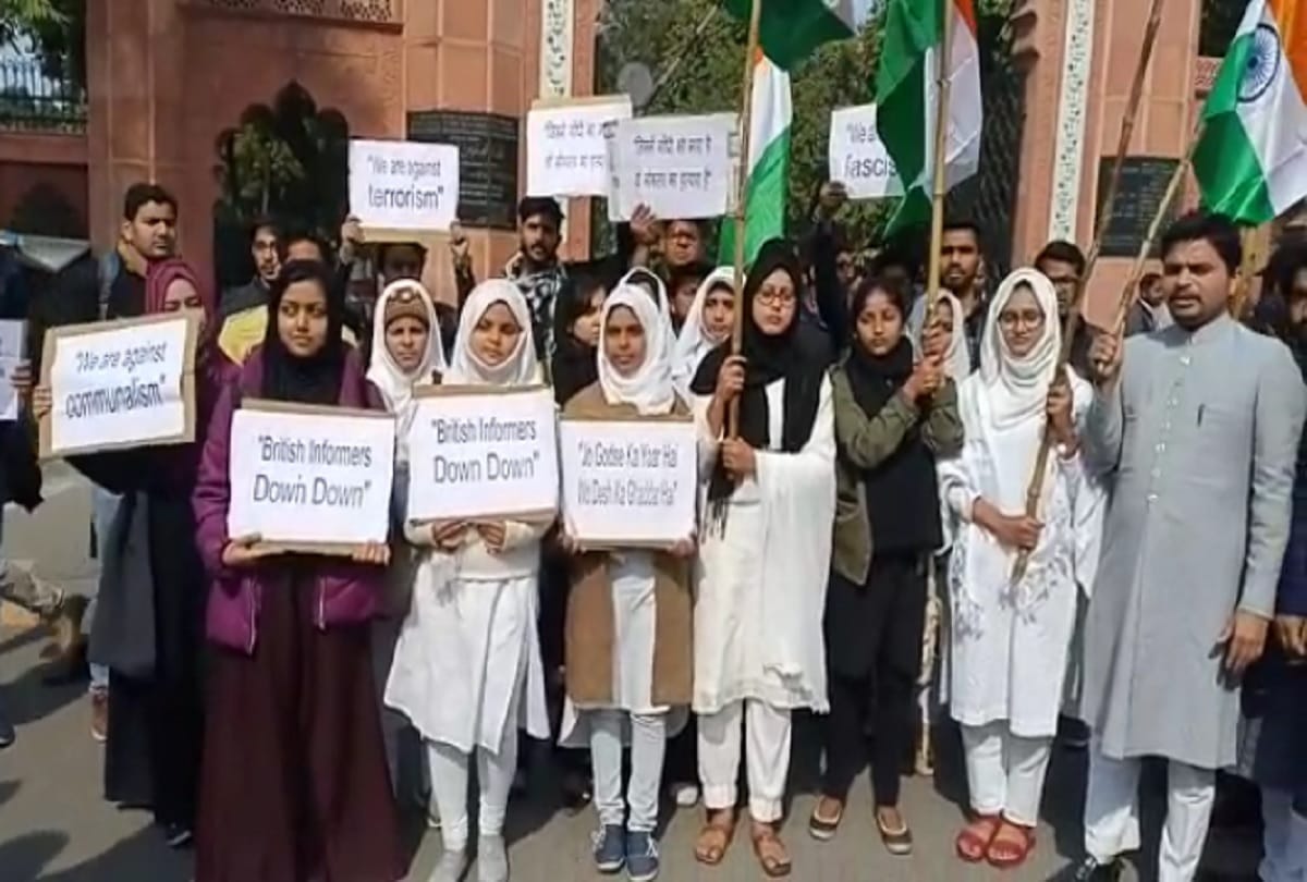 AMU Students March on Martyrs Day in aligarh