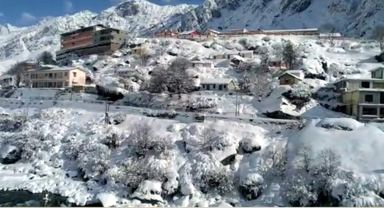 Villages and parents clear snow from school themselves in chamoli