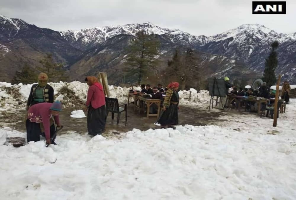 Villages and parents clear snow from school themselves in chamoli