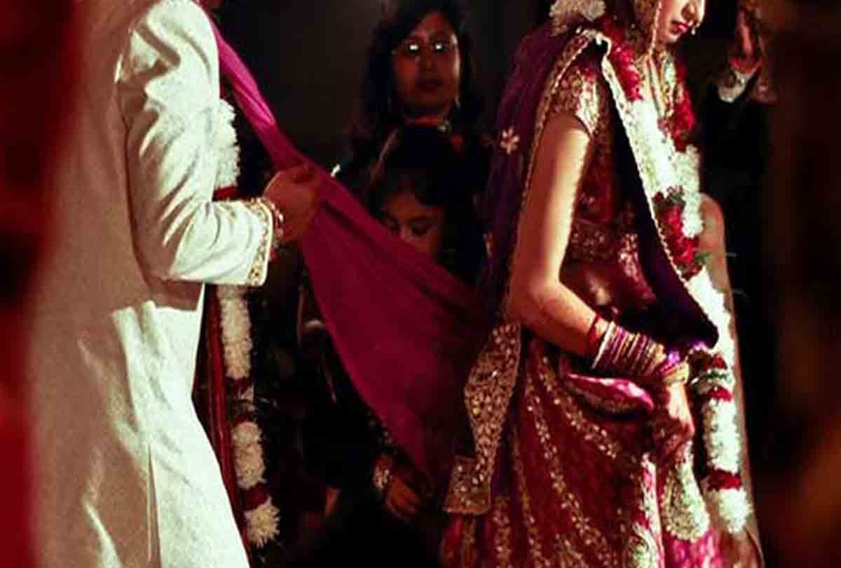 bride and groom runaway from marriage