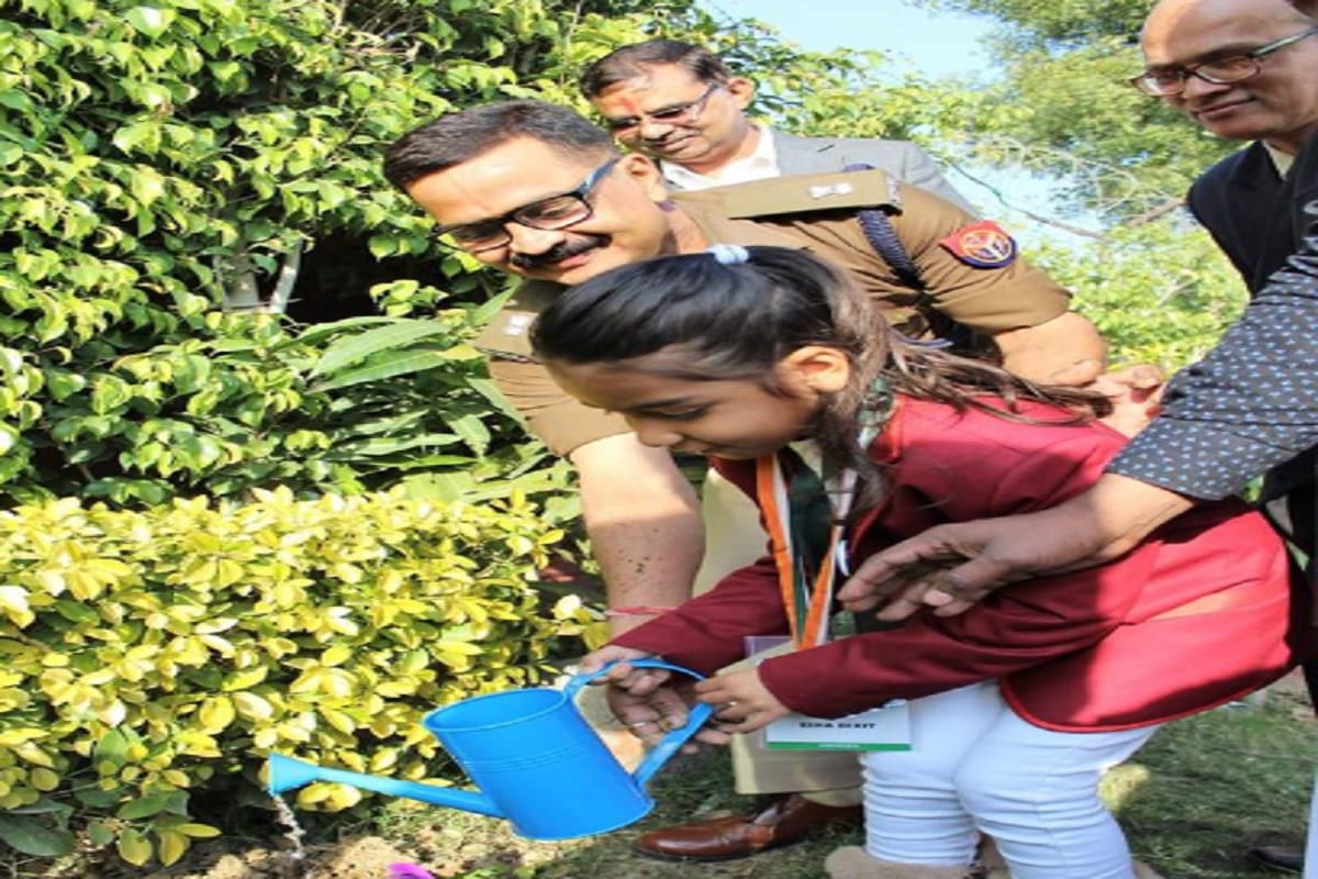 Meerut, SP city honored National Child Award winner Eiha Dixit, see photos