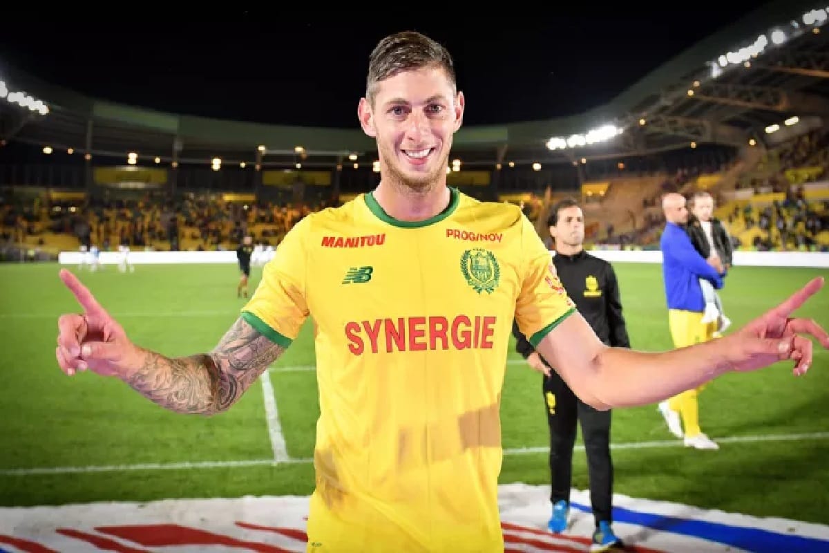 Cardiff and Arsenal pay tribute to missing Emiliano Sala