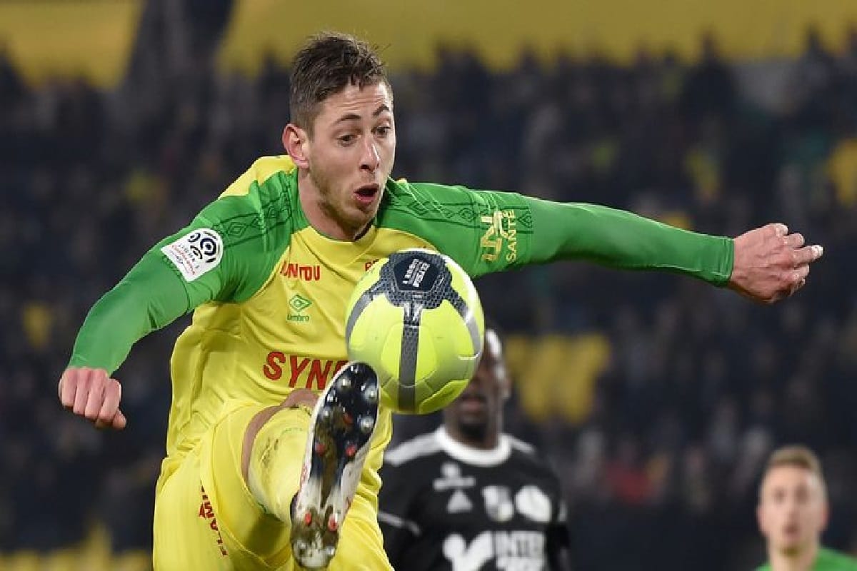 Cardiff and Arsenal pay tribute to missing Emiliano Sala