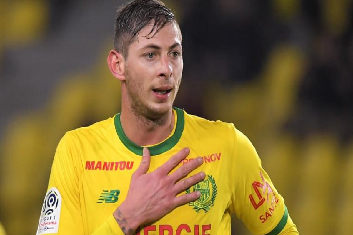 Cardiff and Arsenal pay tribute to missing Emiliano Sala