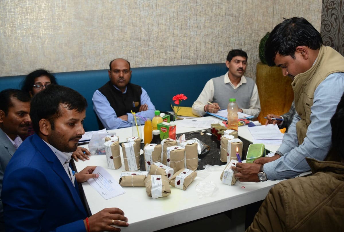 FSDA team raid in sky plaza restaurant of lucknow