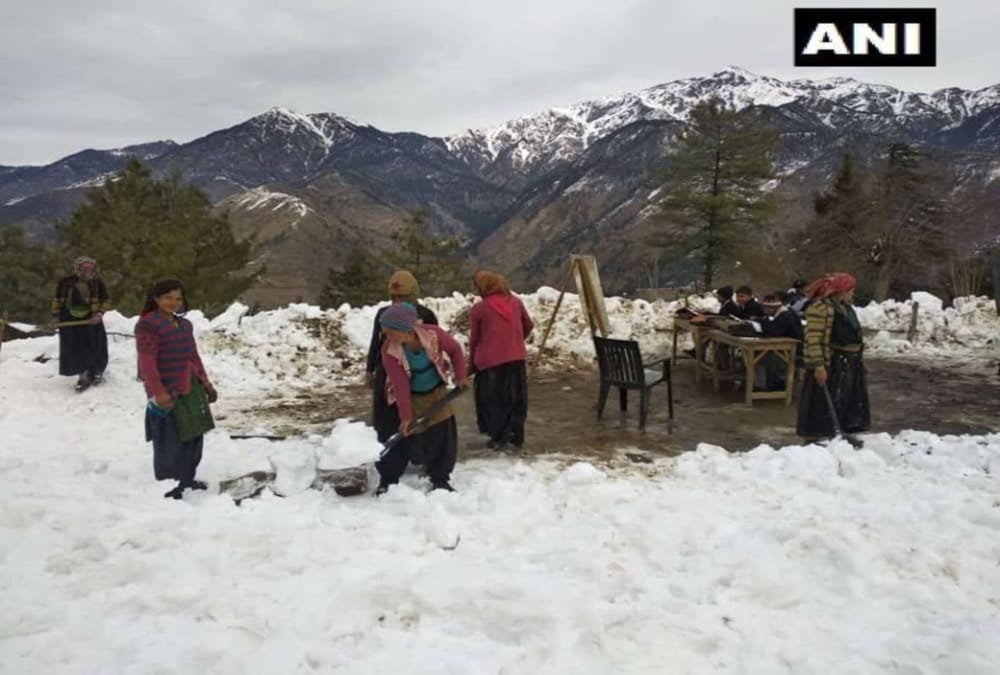 Villages and parents clear snow from school themselves in chamoli