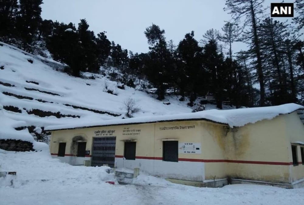 Villages and parents clear snow from school themselves in chamoli
