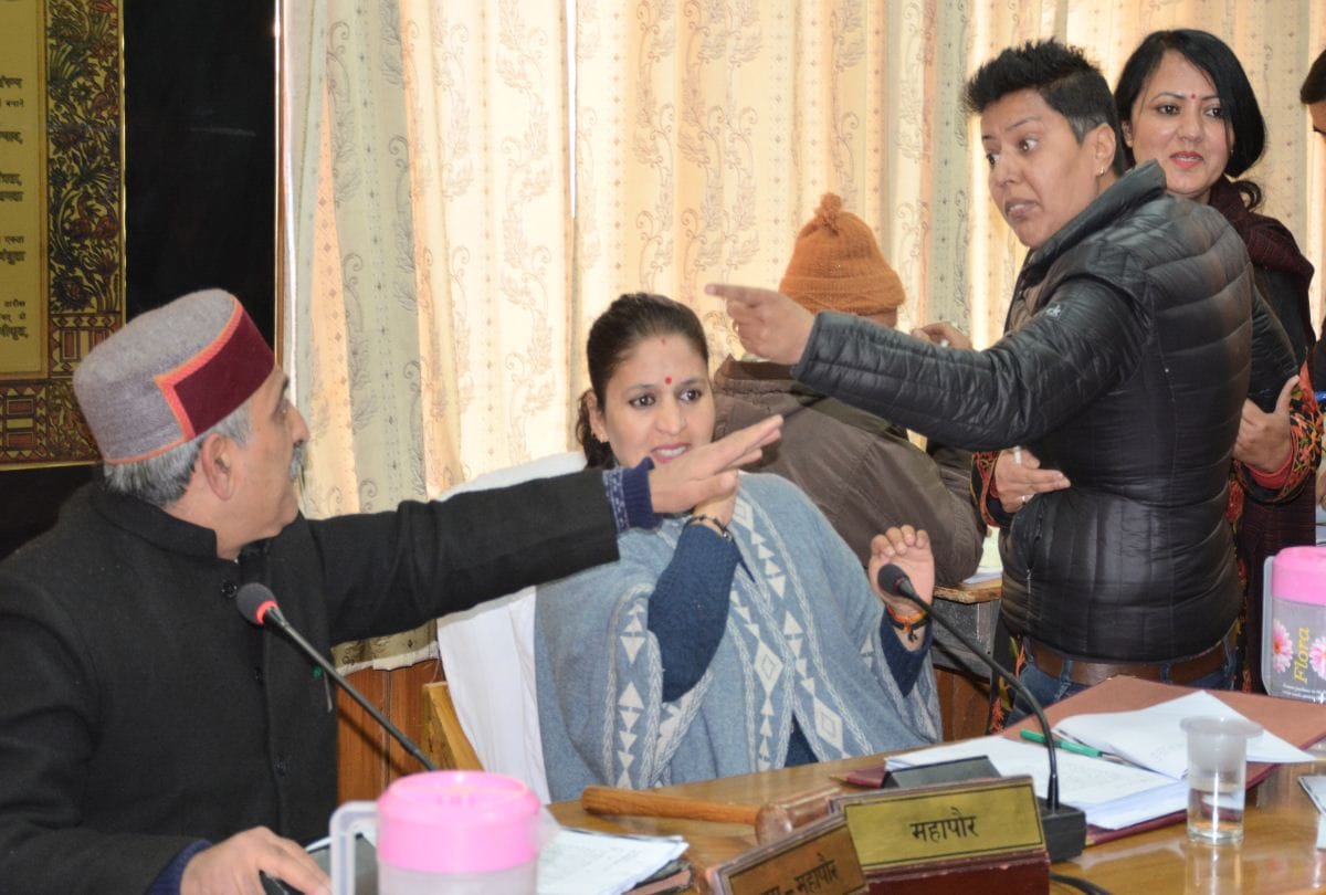 BJp Councilors fight on officer's audio clip in mc shimla house