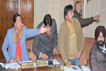 BJp Councilors fight on officer's audio clip in mc shimla house