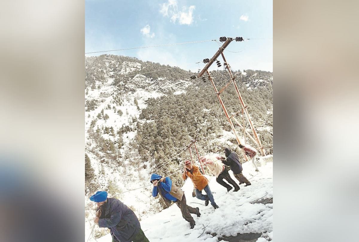 power cut off in sangla kinnaur due to heavy snowfall