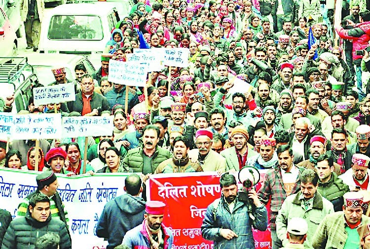 थाटीबीड़ मामले के विरोध में उतरे सड़क पर