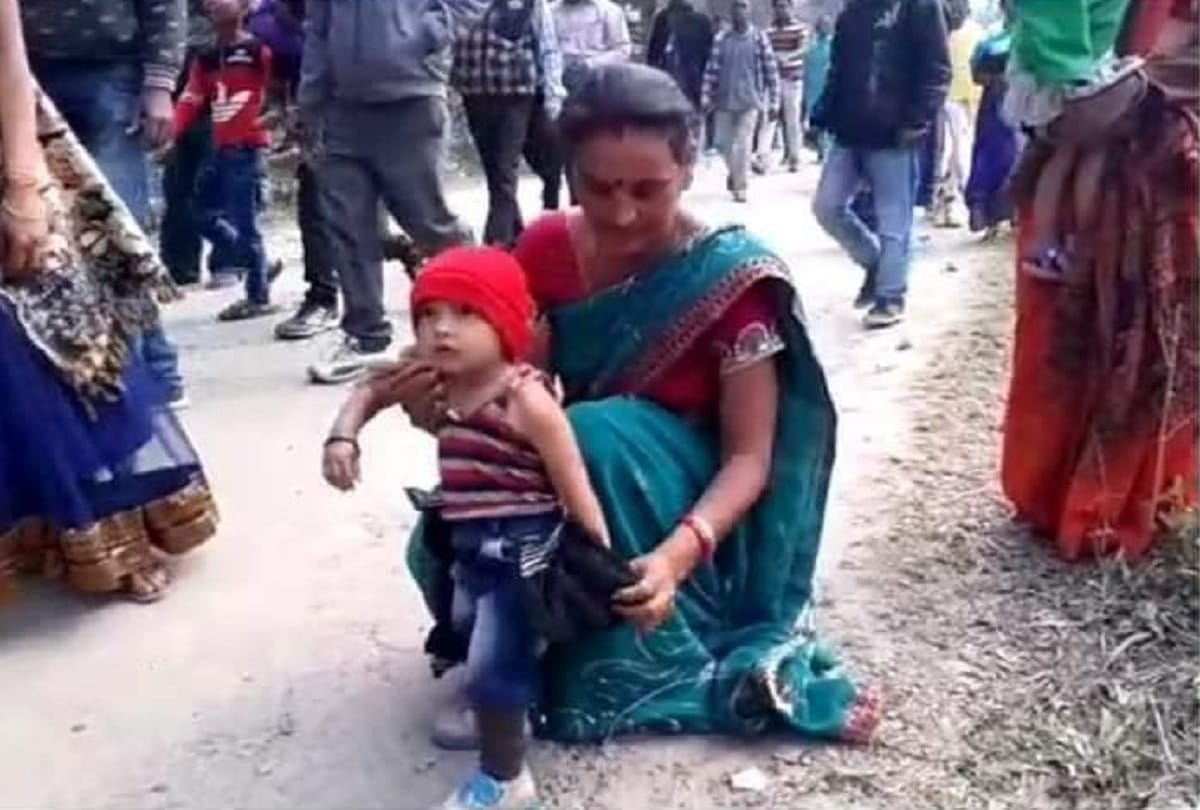 Despite the cold, security personnel removed the three-year-old child black jacket, video viral