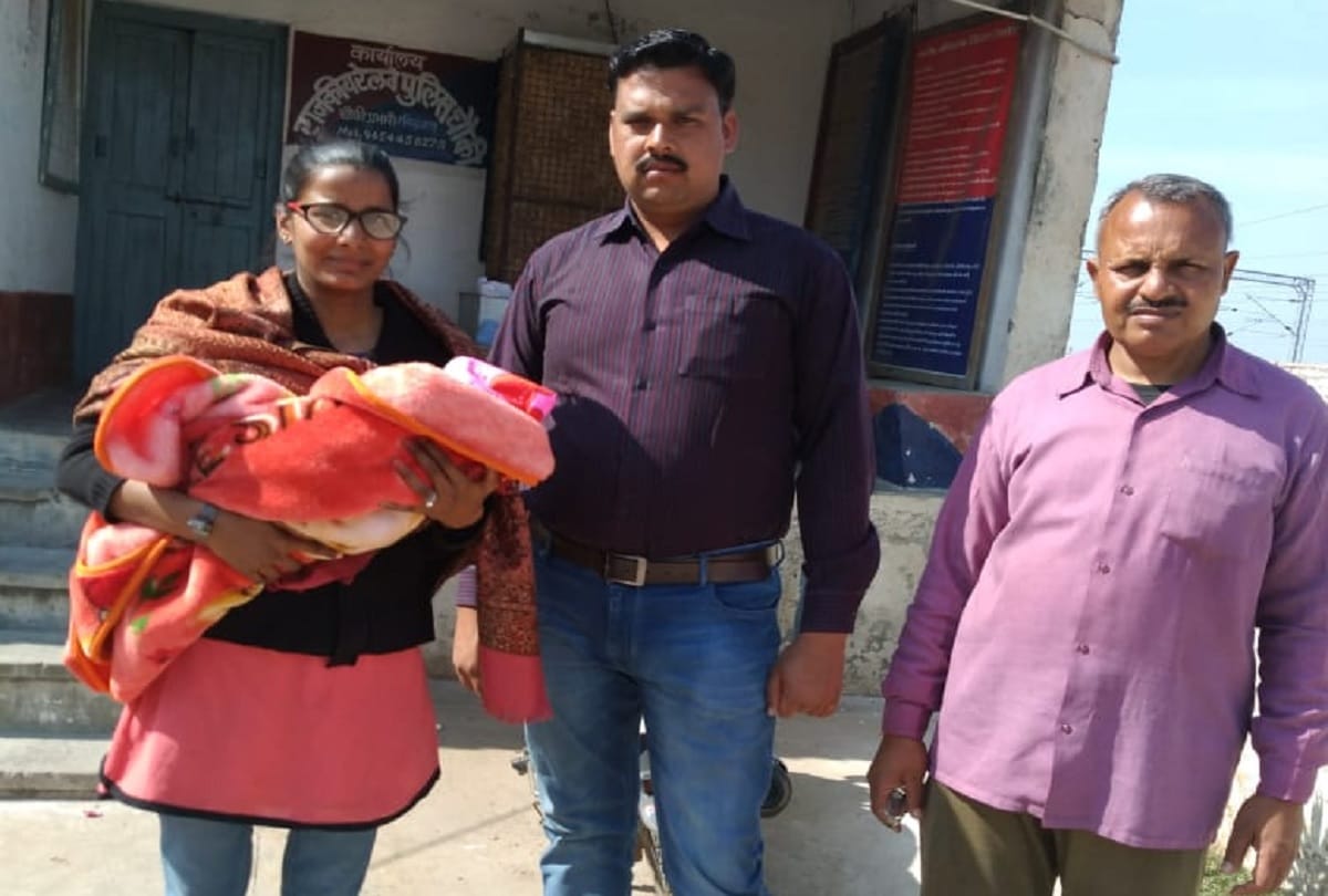 Twenty days old girl found in Antyodaya Express train in Mathura