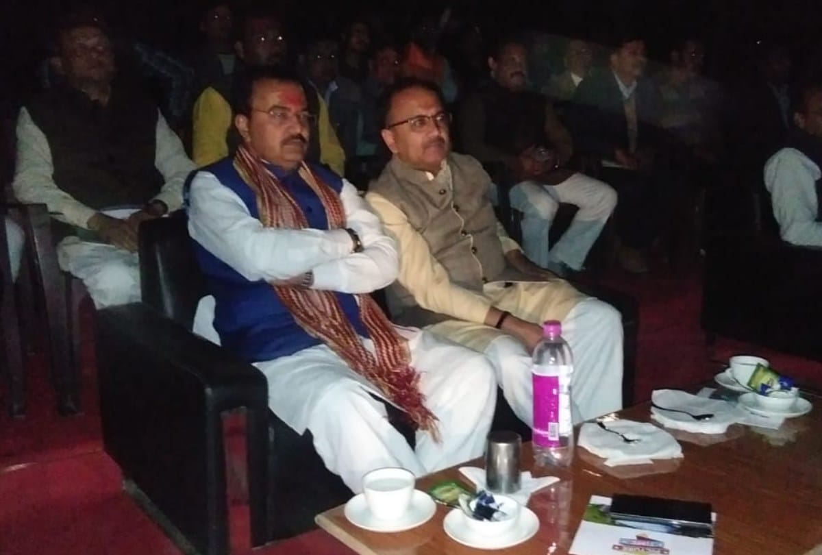 deputy CM Keshav and ministers watched uri movie after cabinet meeting in Allahabad Kumbh Mela