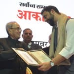 गिरीश कारनाड के बेटे को 'आकाशदीप' सम्मान देते हुए राष्ट्रपति प्रणब मुखर्जी
