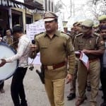बैंड-बाजे के साथ कार्रवाई की जानकारी देते थाना प्रभारी राजकुमार