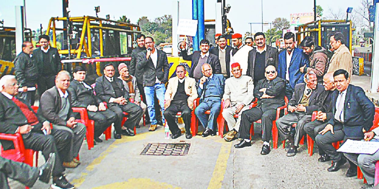 bench ki mang ko lekar garje vakil