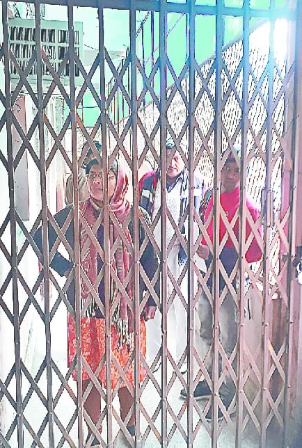 campus me tamnche lekar class kar rhe mba ke student