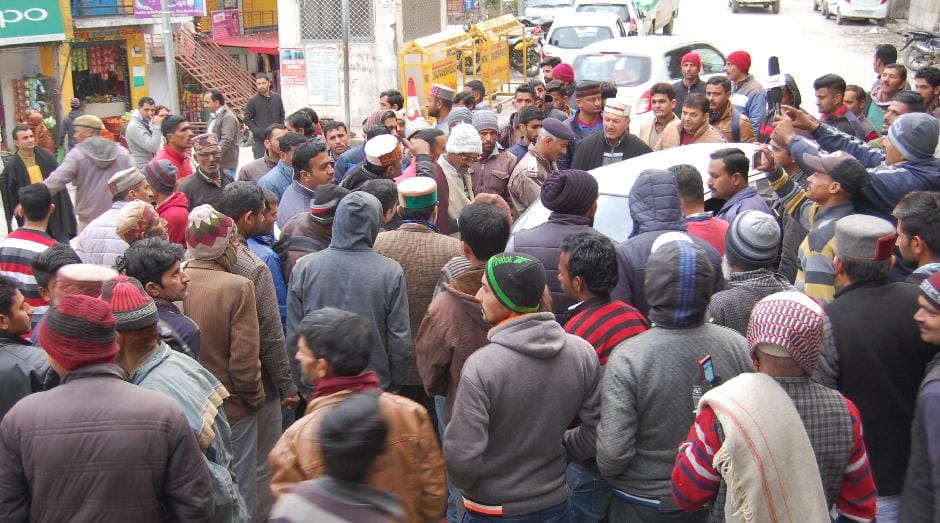 हंगामे के बाद पुलिस ने निजी गाड़ी का भी काटा चालान