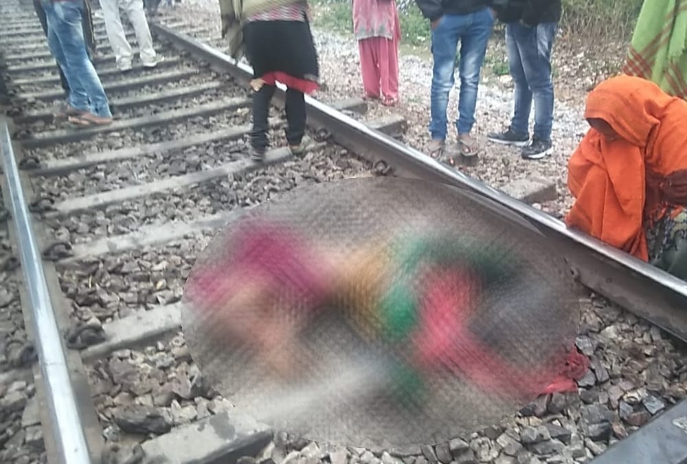 dead body found on ayodhya lucknow rail line.