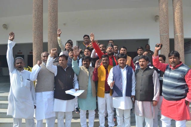District Panchayat members protest