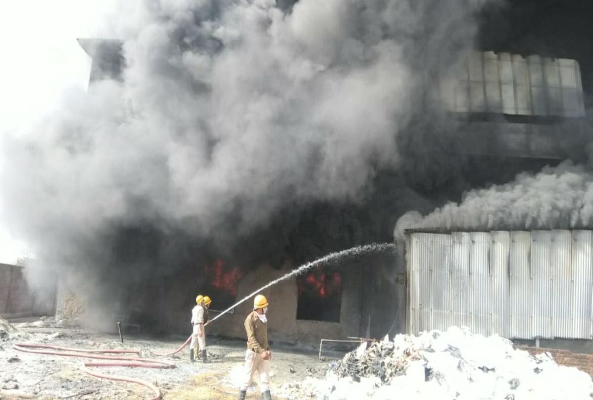 फोम उद्योग में आग बुझाने को नहीं था पानी, आग बुझाने के उपकरण भी नहीं