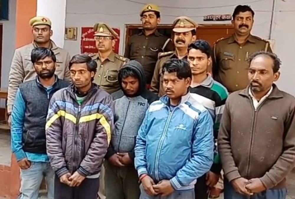 police arrested a group of frauds in bahraich.