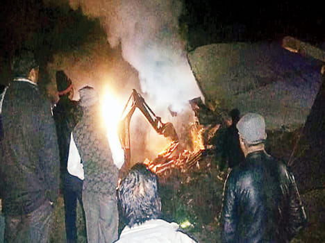 A dead, many scorching fire in fireworks shop