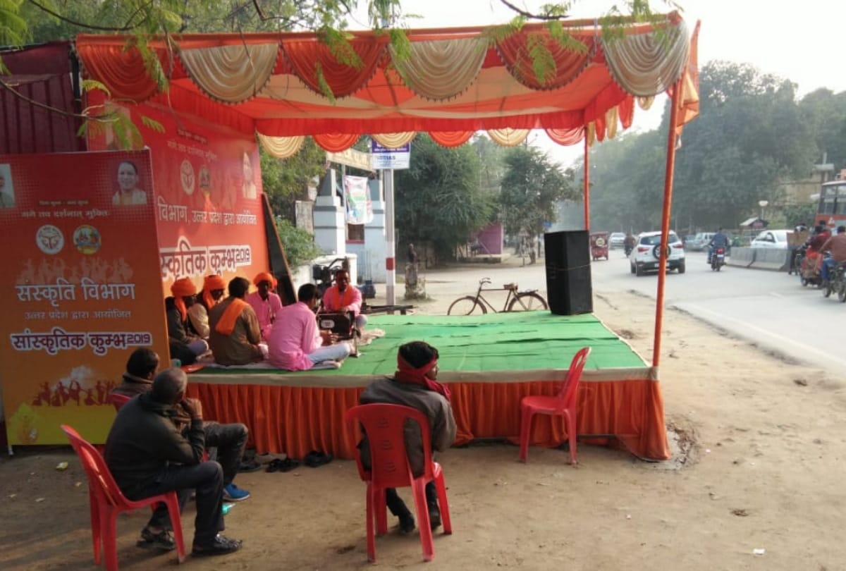 Artist Waiting for Audience in kumbh mela Allahabad
