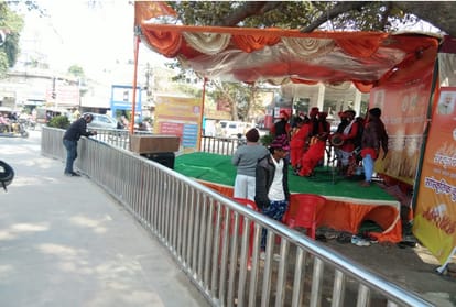 Artist Waiting for Audience in kumbh mela Allahabad