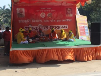 Artist Waiting for Audience in kumbh mela Allahabad