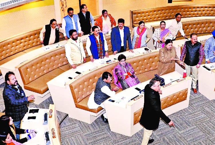 Clash on Vendors Act in Nagar Nigam Chandigarh Meeting