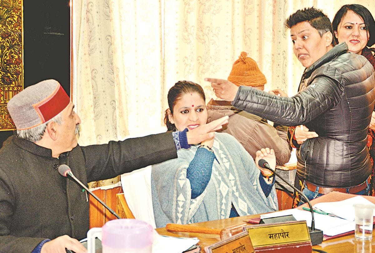 अफसर की ऑडियो क्लिप पर हंगामा, लड़ पड़े भाजपाई