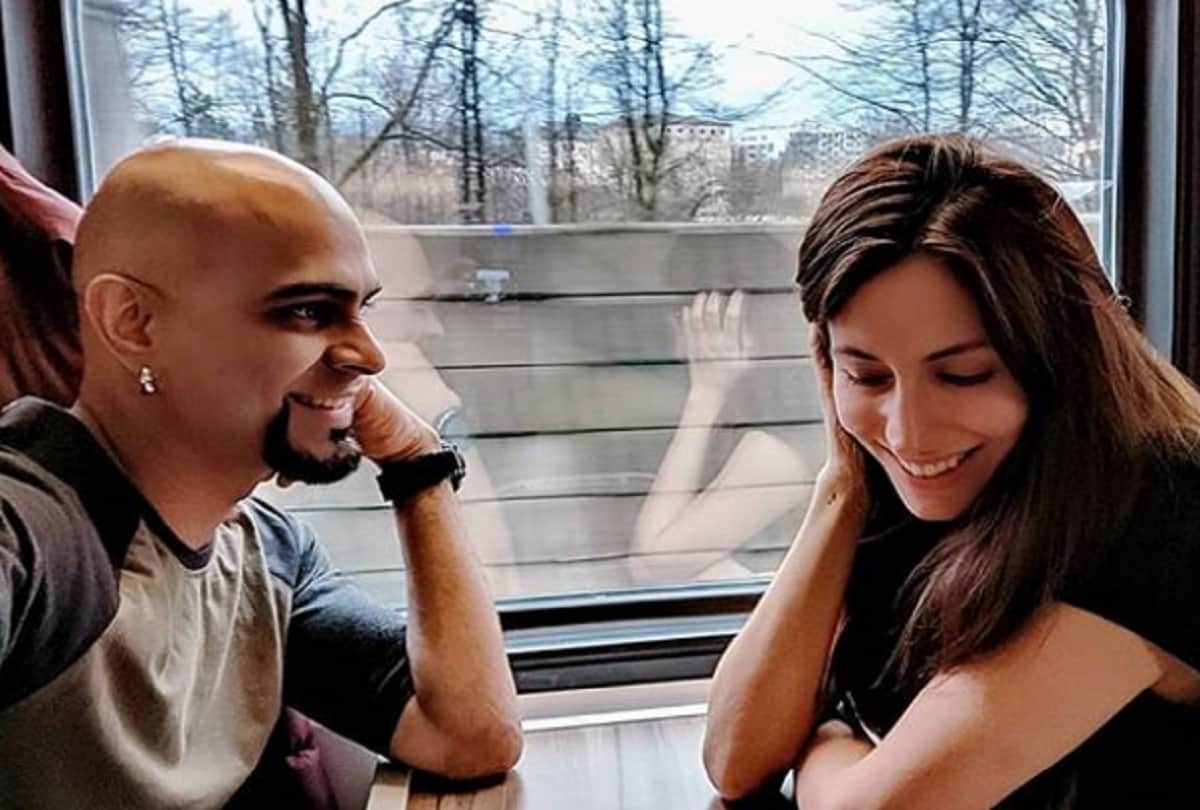 Raghuram shared honeymoon picture with wife Natalie Diluccio