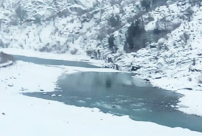 many roads closed for traffic in himachal after fresh snowfall