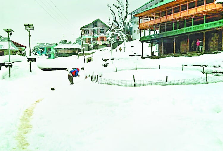 दो दिन बर्फबारी से 30 सड़कें बंद
