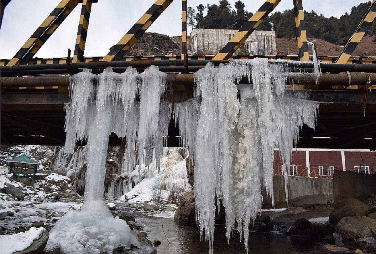Jammu Srinagar national highway closed for two hours due to falling stones from the mountain
