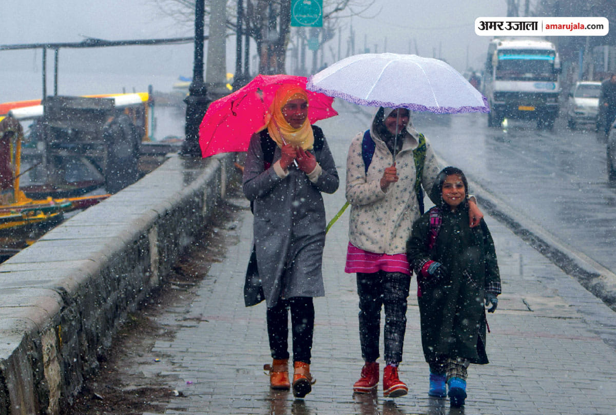Schools, colleges and universities open in Srinagar amid tight security