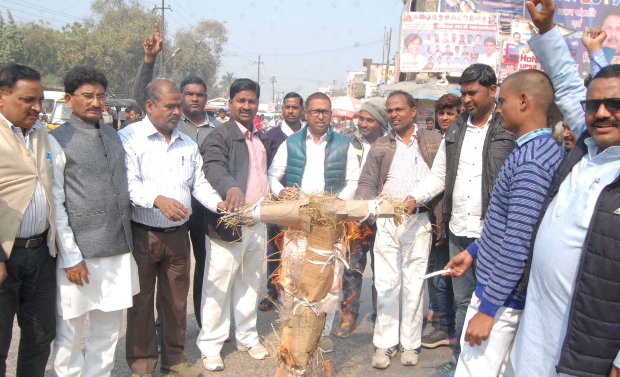 साहू समाज ने फूंका पूजा सकून का पुतला