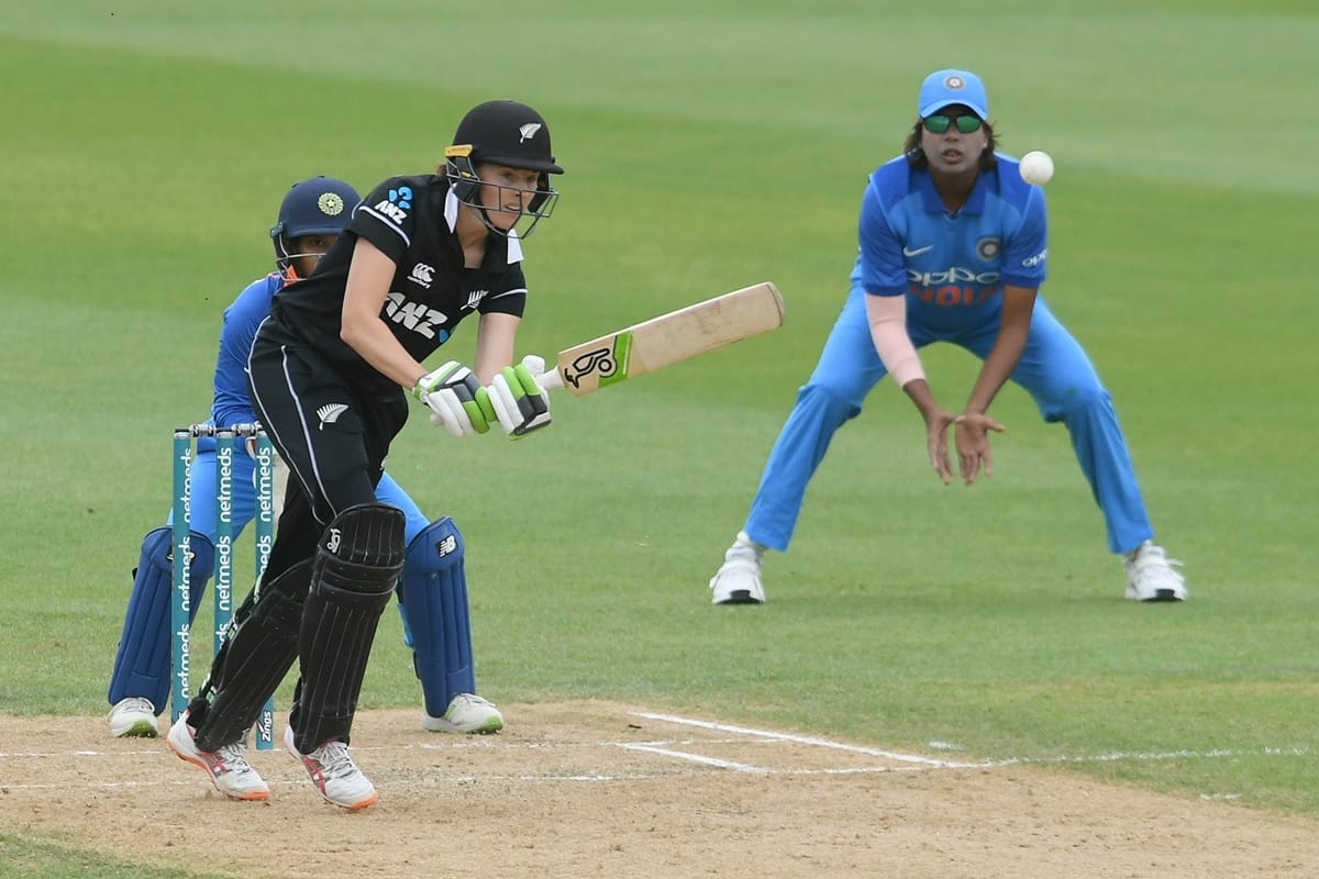 new zealand beat indian women cricket team by 8 wickets in third odi